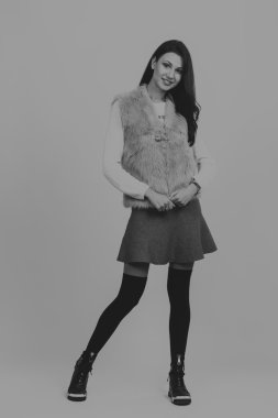 Karanlık bir arka plan üzerinde güzel, gizemli, şirin esmer. Siyah ve beyaz fotoğraf güzel gizemli esmer.