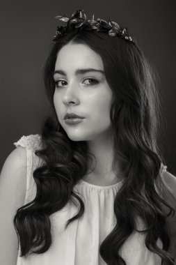 Hafif bir arka plan üzerinde kısa bir etek bir kız. Güzel ve genç birbayan. Güzel profesyonel makyaj.