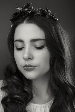 Hafif bir arka plan üzerinde kısa bir etek bir kız. Güzel ve genç birbayan. Güzel profesyonel makyaj.