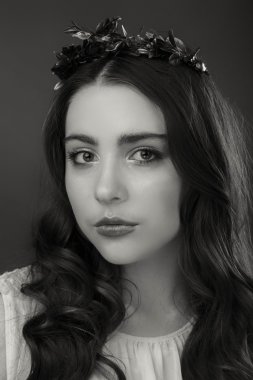 Hafif bir arka plan üzerinde kısa bir etek bir kız. Güzel ve genç birbayan. Güzel profesyonel makyaj.