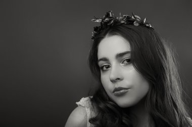 Hafif bir arka plan üzerinde kısa bir etek bir kız. Güzel ve genç birbayan. Güzel profesyonel makyaj.