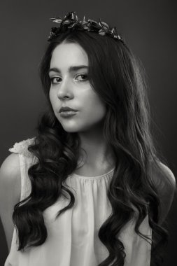 Hafif bir arka plan üzerinde kısa bir etek bir kız. Güzel ve genç birbayan. Güzel profesyonel makyaj.