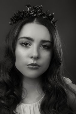 Hafif bir arka plan üzerinde kısa bir etek bir kız. Güzel ve genç birbayan. Güzel profesyonel makyaj.