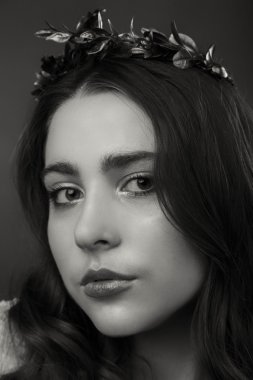 Hafif bir arka plan üzerinde kısa bir etek bir kız. Güzel ve genç birbayan. Güzel profesyonel makyaj.