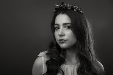 Hafif bir arka plan üzerinde kısa bir etek bir kız. Güzel ve genç birbayan. Güzel profesyonel makyaj.