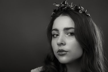 Hafif bir arka plan üzerinde kısa bir etek bir kız. Güzel ve genç birbayan. Güzel profesyonel makyaj.