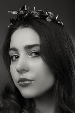 Hafif bir arka plan üzerinde kısa bir etek bir kız. Güzel ve genç birbayan. Güzel profesyonel makyaj.