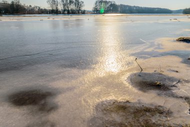 Güzel kış manzara, arazi buzla kaplıdır