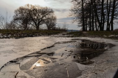Kış yol. Güzel kış manzara, karla kaplı yol