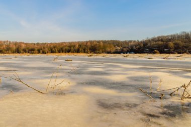 Güzel kış manzara, arazi buzla kaplıdır