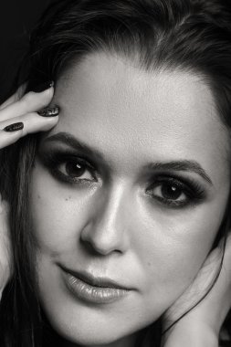 Güzel bir kızın siyah beyaz fotoğrafı.