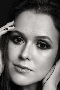 Güzel bir kızın siyah beyaz fotoğrafı.