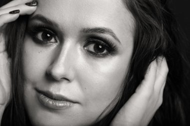 Güzel bir kızın siyah beyaz fotoğrafı.