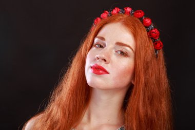 Saçında bir çelenk ile güzel kızıl saçlı kız. Saç - çelenk için aksesuarlar. Saç süsleri. Güzel kızıl saçlı kız.