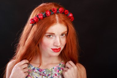 Saçında bir çelenk ile güzel kızıl saçlı kız. Saç - çelenk için aksesuarlar. Saç süsleri. Güzel kızıl saçlı kız.