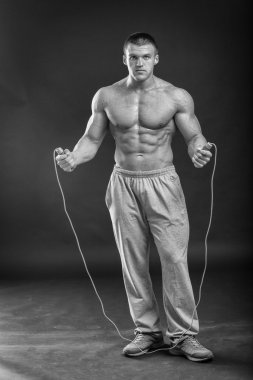 Boks eldivenleri adam. Siyah arka plan üzerinde genç boksör savaşçısı. Savaşmaya hazır boksörü. Boks, egzersiz, kas, güç, güç - eğitim ve boks gücü kavramı