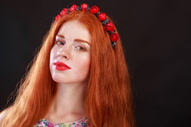 Saçında bir çelenk ile güzel kızıl saçlı kız. Saç - çelenk için aksesuarlar. Saç süsleri. Güzel kızıl saçlı kız.