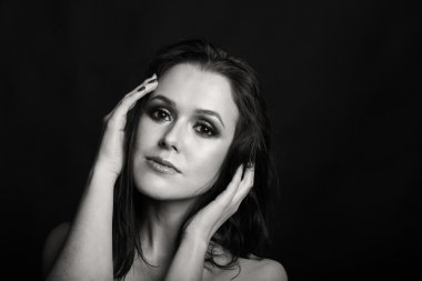 Güzel bir kızın siyah beyaz fotoğrafı.