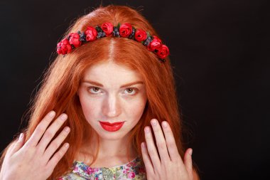 Saçında bir çelenk ile güzel kızıl saçlı kız. Saç - çelenk için aksesuarlar. Saç süsleri. Güzel kızıl saçlı kız.