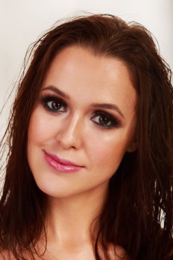 Güzel bir kızın siyah beyaz fotoğrafı.