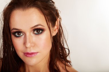 Güzel bir kızın siyah beyaz fotoğrafı.