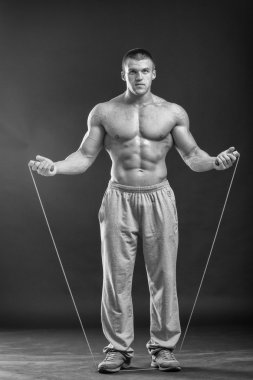 Boks eldivenleri adam. Siyah arka plan üzerinde genç boksör savaşçısı. Savaşmaya hazır boksörü. Boks, egzersiz, kas, güç, güç - eğitim ve boks gücü kavramı