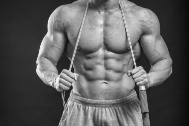 Boks eldivenleri adam. Siyah arka plan üzerinde genç boksör savaşçısı. Savaşmaya hazır boksörü. Boks, egzersiz, kas, güç, güç - eğitim ve boks gücü kavramı