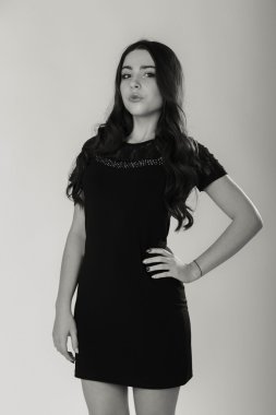 Güzel saç siyah beyaz portre kadınla