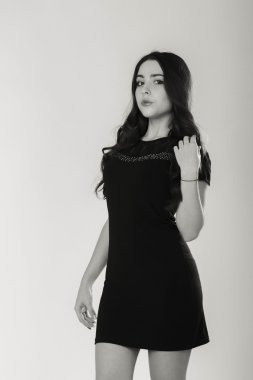 Güzel saç siyah beyaz portre kadınla