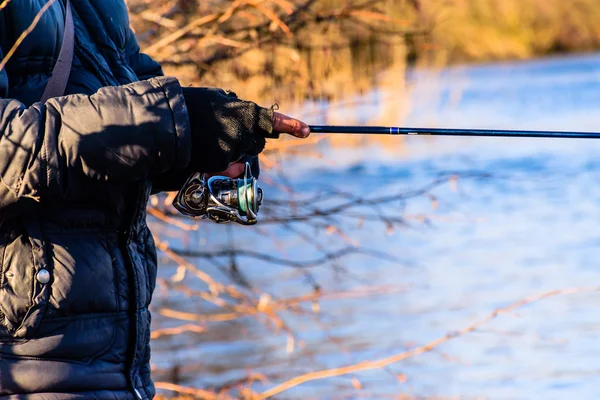 Pescador en la orilla del río —  Fotos de Stock