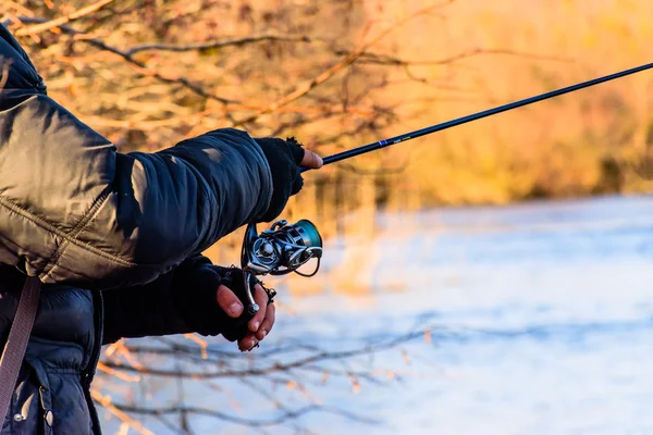 Nehir kıyısındaki balıkçı