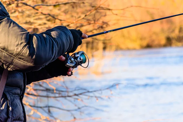 Pescatore sulla riva del fiume — Foto Stock