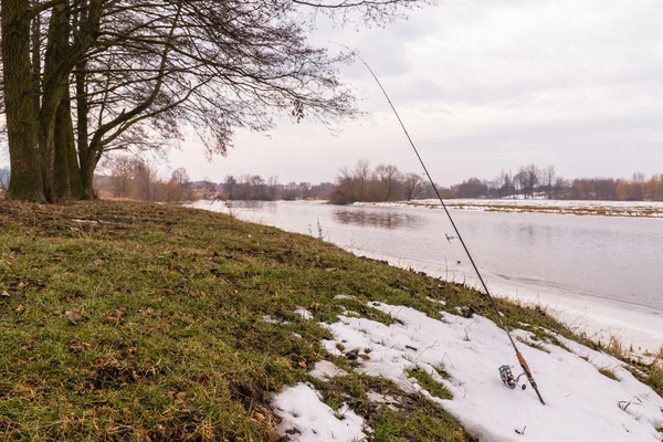 Pêche filant sur le fond paysage magnifique sur la rivière — Photo