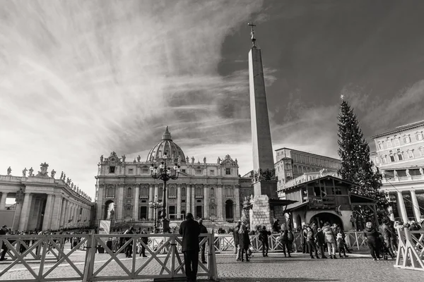 ROME - January 6: St. Peter's Square, ancient Rome 6, 2016 in Rome, Italy. — Stock Photo, Image