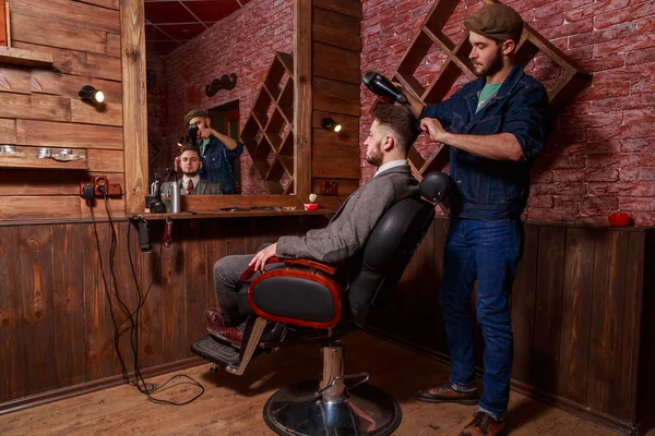 Barbiere pettini cliente Barbiere — Foto Stock