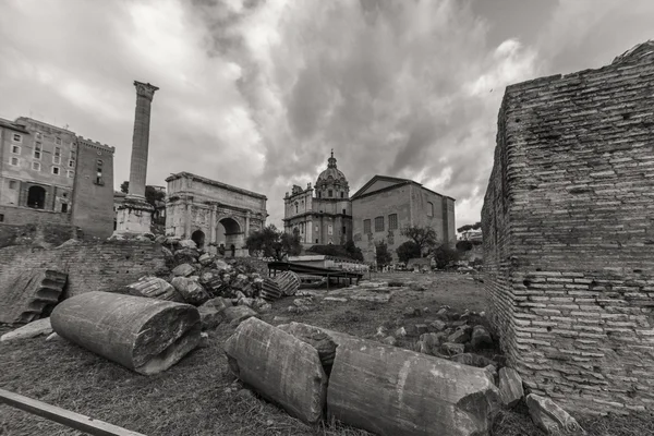 ROMA - 13 de janeiro: Vista do Fórum Romano em 13 de janeiro de 2016 em Roma, Itália . — Fotografia de Stock