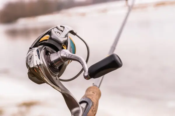 Pesca filatura sullo sfondo splendido paesaggio sul fiume — Foto Stock