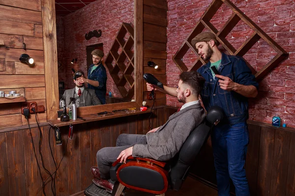 Klienta grzebienie fryzjer salon fryzjerski — Zdjęcie stockowe