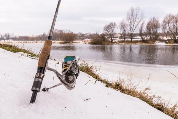 A háttérben a gyönyörű táj, a folyó halászati spinning — Stock Fotó