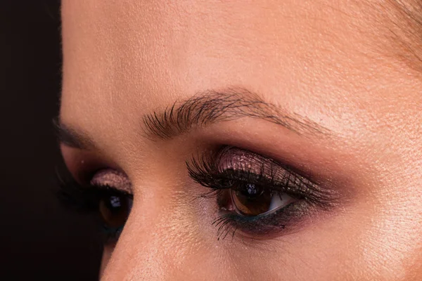 Grandes ojos de maquillaje profesional. Brillo, sombra de ojos, iluminador, delineador de ojos. Ojo de niña primer plano . — Foto de Stock