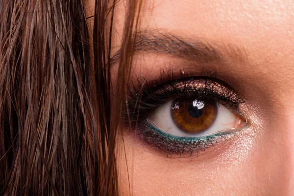 Superbes yeux de maquillage professionnels. Paillettes, ombre à paupières, illuminateur, eye-liner. Œil de fille gros plan . — Photo