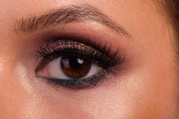 Büyük profesyonel makyaj gözleri. Glitter, göz farı, fosforlu kalem, göz kalemi. Kız yakın çekim göz.