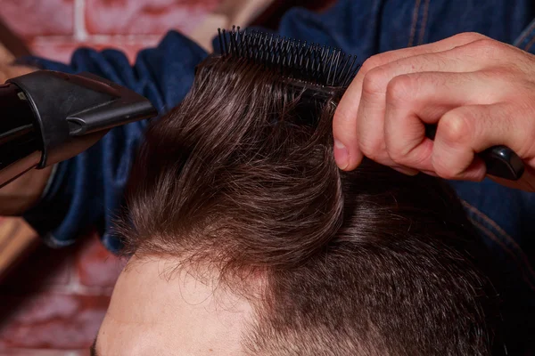 Перукарня гребінці клієнт перукарні — стокове фото