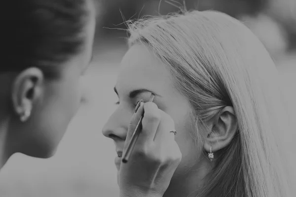 Trabajo en el maquillaje al aire libre . —  Fotos de Stock