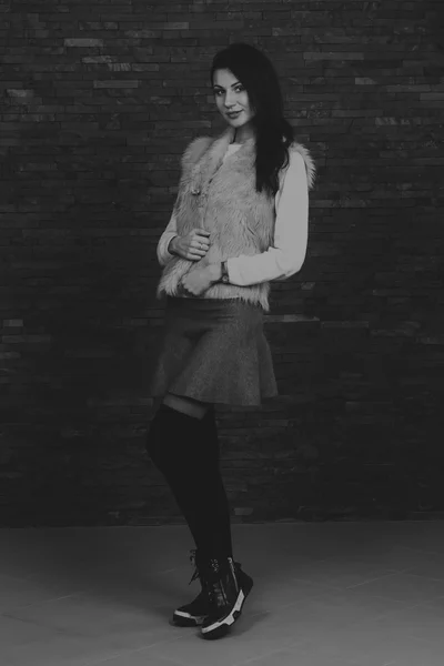 Foto preto e branco de uma menina bonita — Fotografia de Stock