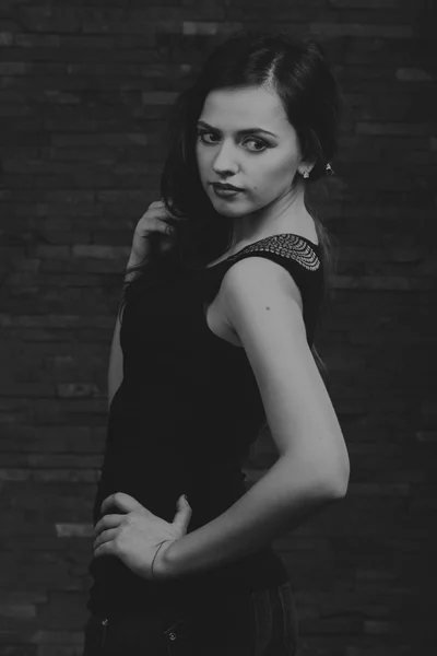 Foto en blanco y negro de una hermosa chica — Foto de Stock