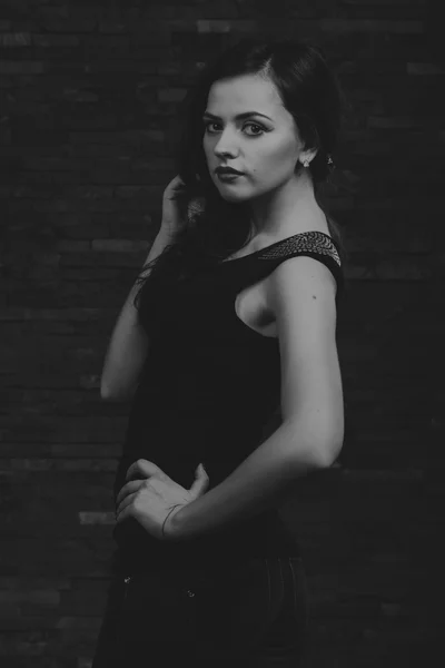Schwarz-Weiß-Foto eines schönen Mädchens — Stockfoto