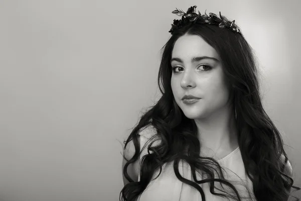 Schönes Schwarz-Weiß-Porträt einer jungen Frau — Stockfoto