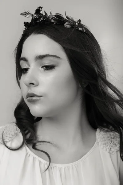 Hermoso retrato en blanco y negro de una joven — Foto de Stock