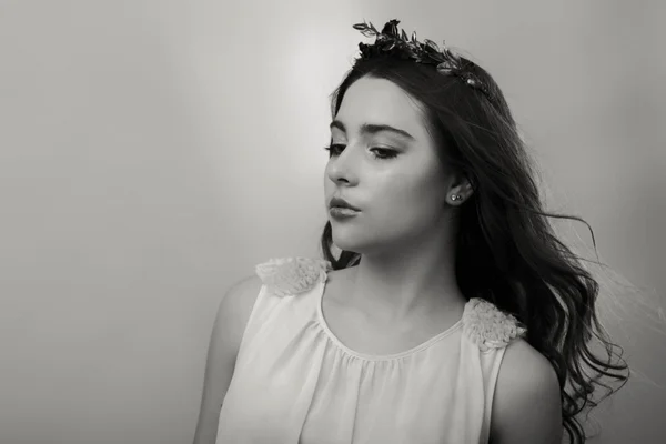 Hermoso retrato en blanco y negro de una joven —  Fotos de Stock